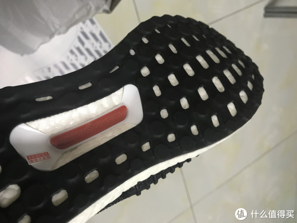 鞋底应该是UB4.0的,马牌外底还是圆平切样式,不是最新的哪种长方块样式。