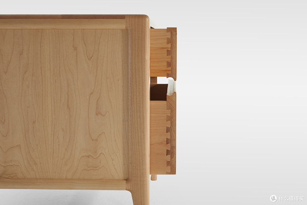 硬枫床头柜，侧板是攒边装框的结构，内部预留伸缩缝