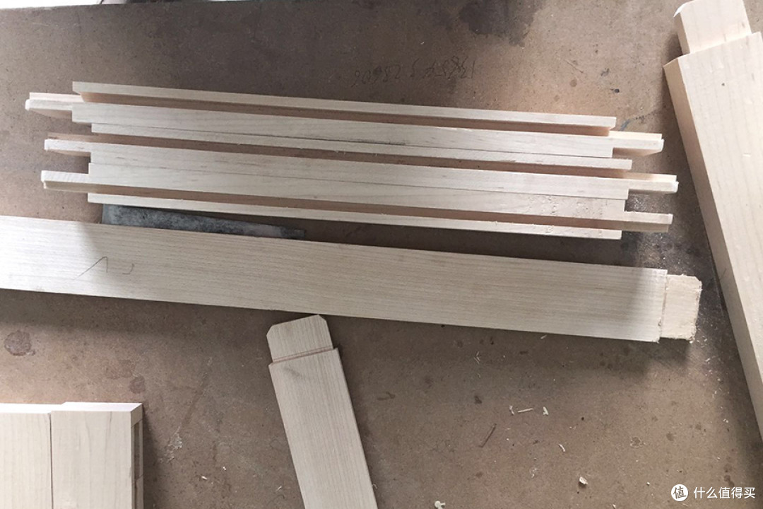 制作中的硬枫家具，榫卯已完成