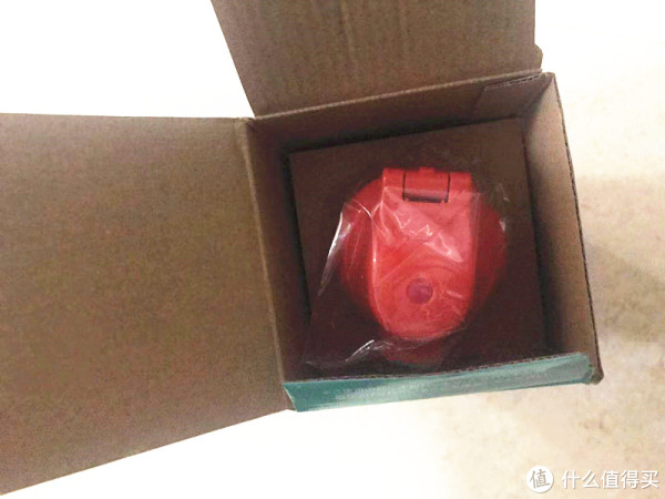 打开盖子，映入眼帘的是喜庆的大红色盖子，这是直饮盖