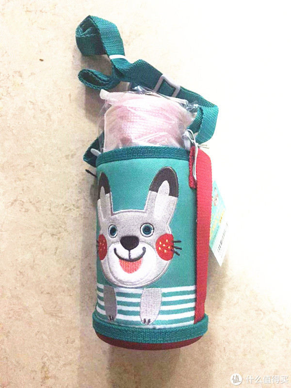 这是水杯外袋子上的可爱的小兔子的正面：笑容灿烂的小兔子