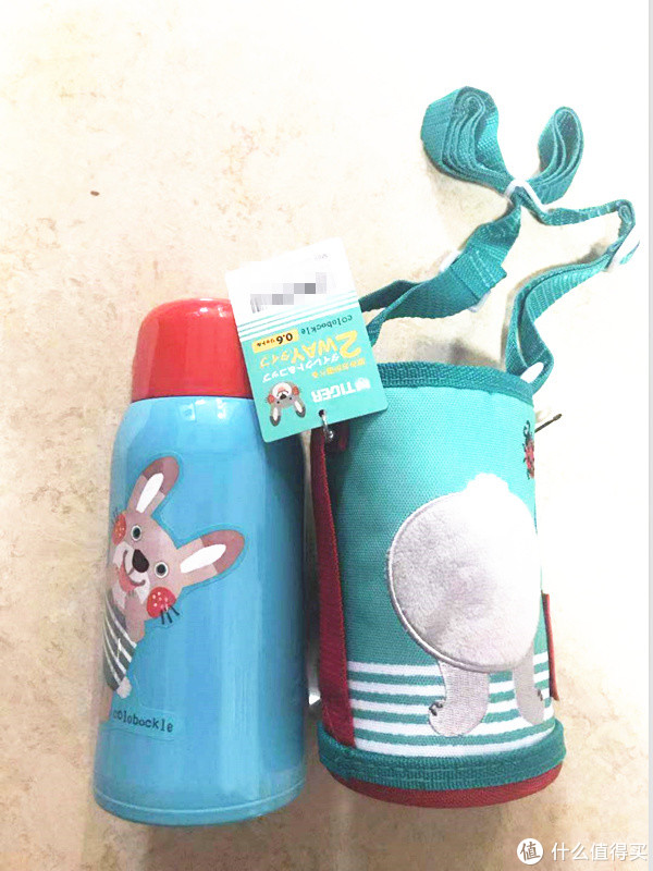 被子上面是贴纸，这是这个杯子唯一美中不足的地方