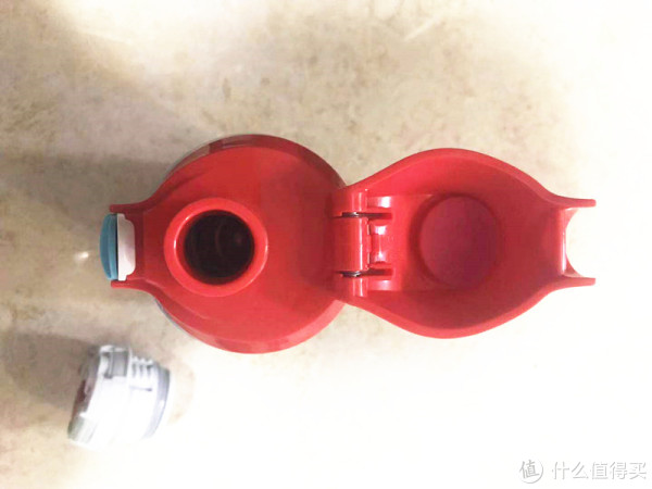 这是直饮盖，我觉得比吸管更好，清洗起来也更方便卫生，能够更好地呵护宝宝健康