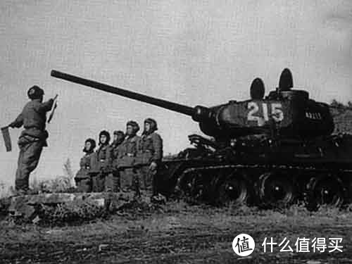 朝鲜战争中，志愿军杨阿如排长及215英雄车组的T-34/85坦克。1953年一次战斗中以单车击毁美军3辆M26“潘兴”式坦克