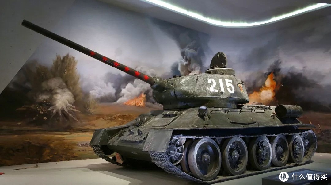 215号T-34/85现于北京中国人民革命军事博物馆地下一层展厅展示，炮管处的红五星标记着该车的战绩