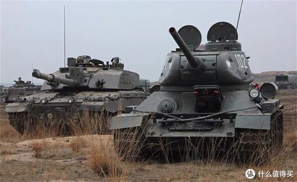 波兰军队演习中的T-34/85与豹2坦克