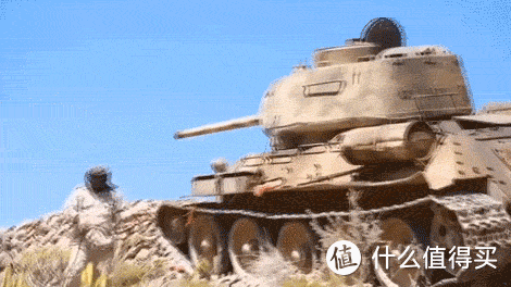 也门胡塞武装与政府军作战中操纵T-34/85开火