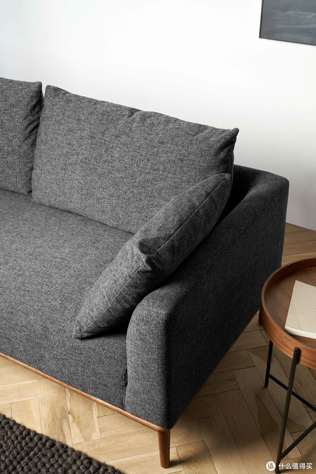 泰晤士橡木沙发优雅扶手曲线，承托更舒适的躺靠姿势