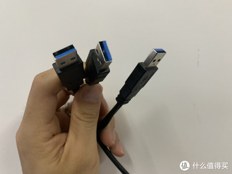 附送的usb3.0双头线，兼顾供电和数据