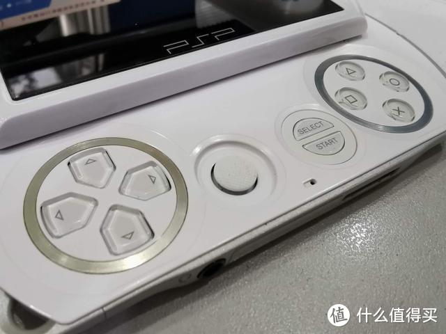 因为机身太小 PSP GO的按键布局非常紧凑