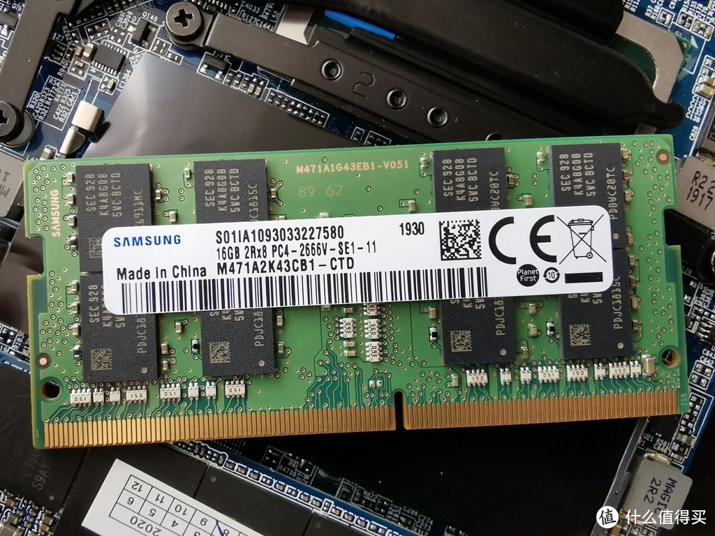 只有1条内存，三星DDR4 2666  16GB，可以看做U45A1高配版