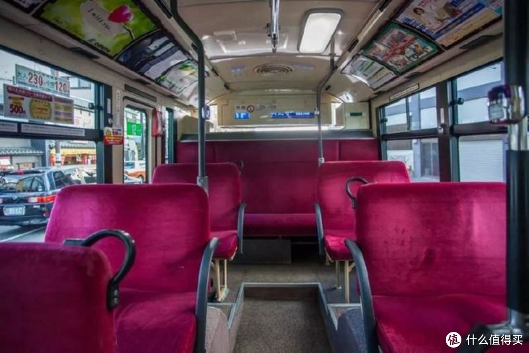 日本公交车的座椅都是软座