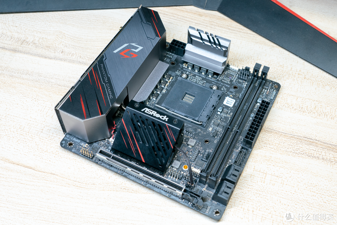 雷电 3！LGA 115X 孔位！这是看上去像英特尔的 X570 主板。华擎 X570 Phantom Gaming-ITX/TB3 上手评测