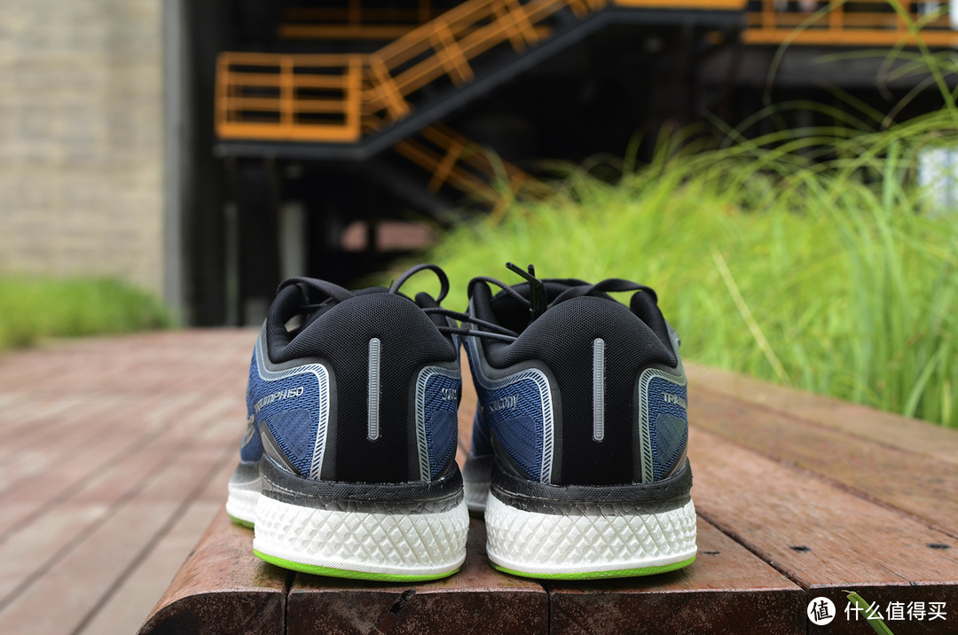 穿着SAUCONY索康尼 Triumph iSO5享受跑步头等舱