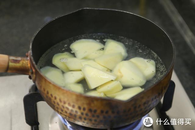 爱吃土豆的看过来，土豆这样做，营养健康，味道独特，做法真简单