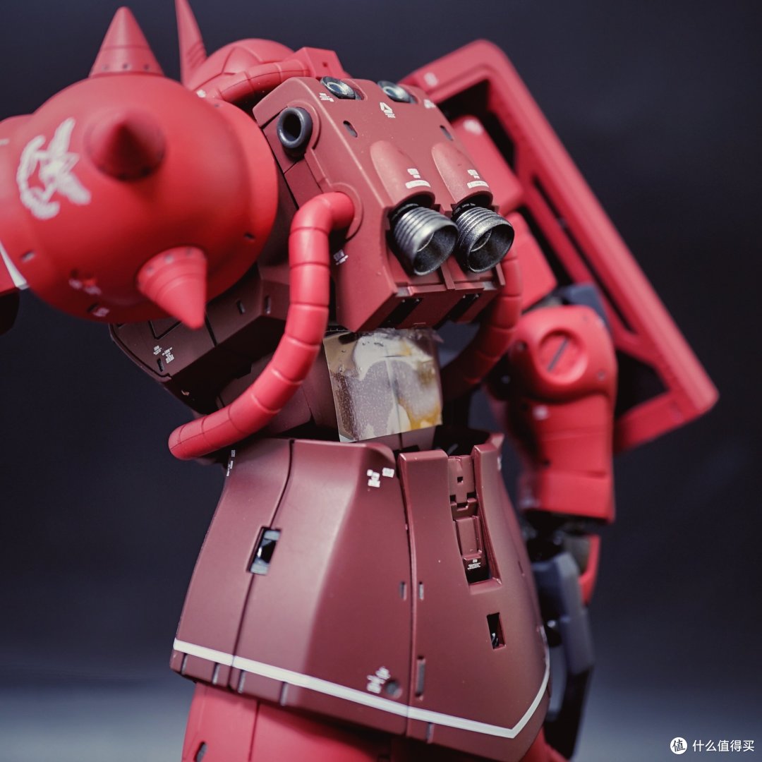 头部是标准的扎古设定,天线提供了两根,但都是一样的,不像模型里提供