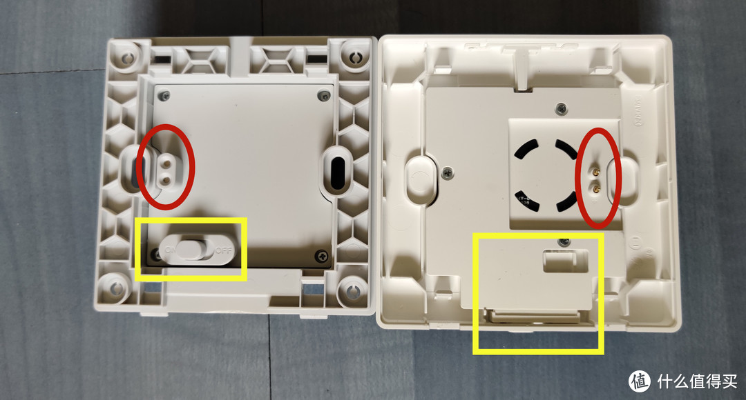 拆开开关，右边是开关的盖，左边是底盒。其中红圈应该是对应的蓝牙部分的供电机构，黄框部分有机械结构相连，是真正控制底盒里物理开关的。