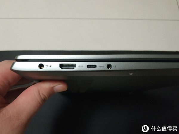 机身左侧接口:DC充电口x1,HDMI输出接口x1,Type-Cx1,3.5mm耳麦一体接口x1