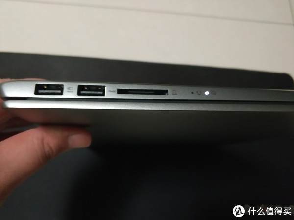 机身右侧接口:USB3.1-Ax2，SD读卡器x1