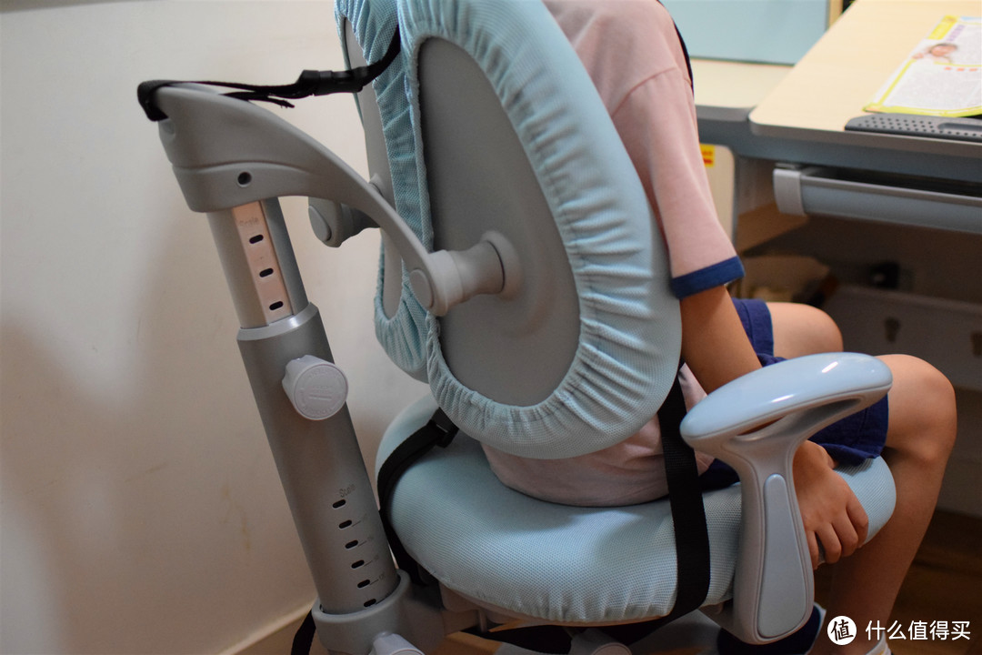 纠正坐姿，预防近视的好帮手----黑白调学习时光 缤果2.0 人体工学儿童桌椅套装评测