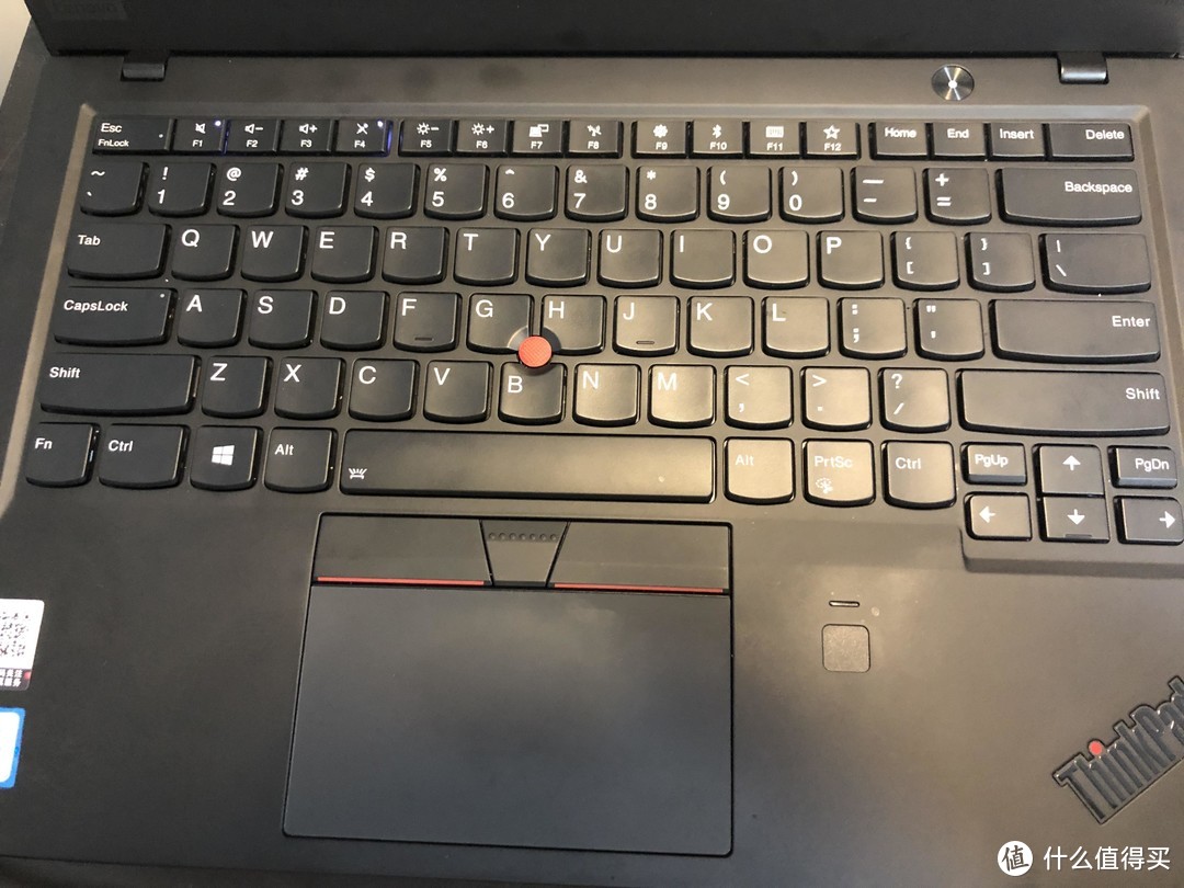 X1的键盘和触摸板很顺滑，摸起来很爽，虽然容易沾油