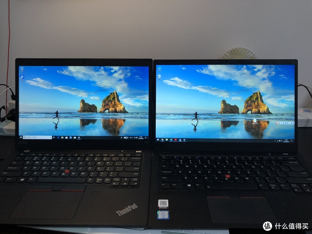 两台电脑放在一起对比，395的边框要宽一些，屏幕亮度要显得暗一些