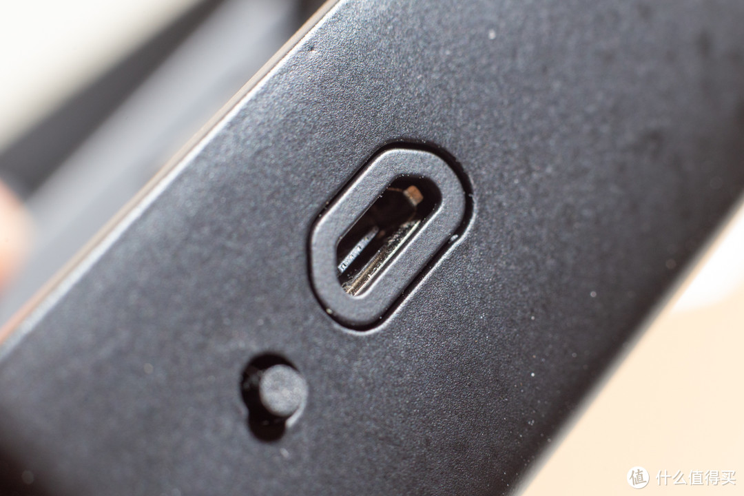 底部的应急供电孔细节，micro-USB接口，旁边是重启按钮