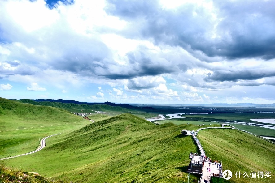 坐电梯上山顶之后，只能沿着栈道下山