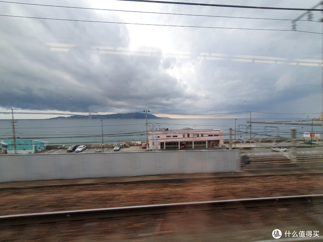 坐车的时候可以选择右侧车窗位置,路过神户的时候有一段铁路紧贴海边,风景很好