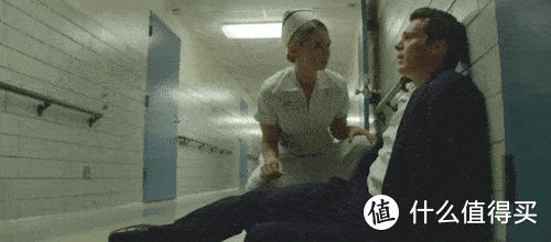 △ 《心灵猎人》第一季结尾，霍顿在医院突发恐慌跌倒在地板上