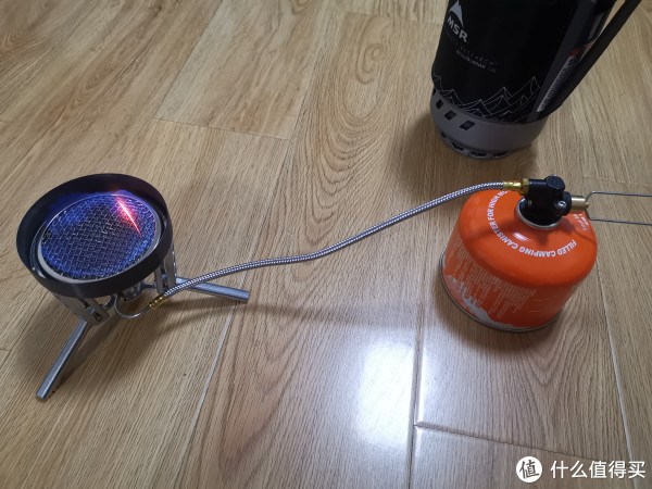 炉头点燃，炉头上有一根铁丝烧起来很亮，这个是一个提醒设计，让你知道这个时候炉头已经点燃了。再说一句，MSR的炉头都需要自行点火的，因为一般其他品牌炉头的电子打火常常出现不靠谱的情况。