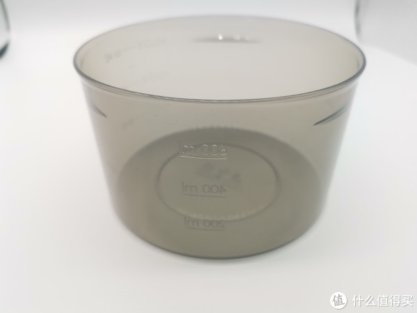 这是一个塑料碗，也是套在气炉锅下的保护罩。