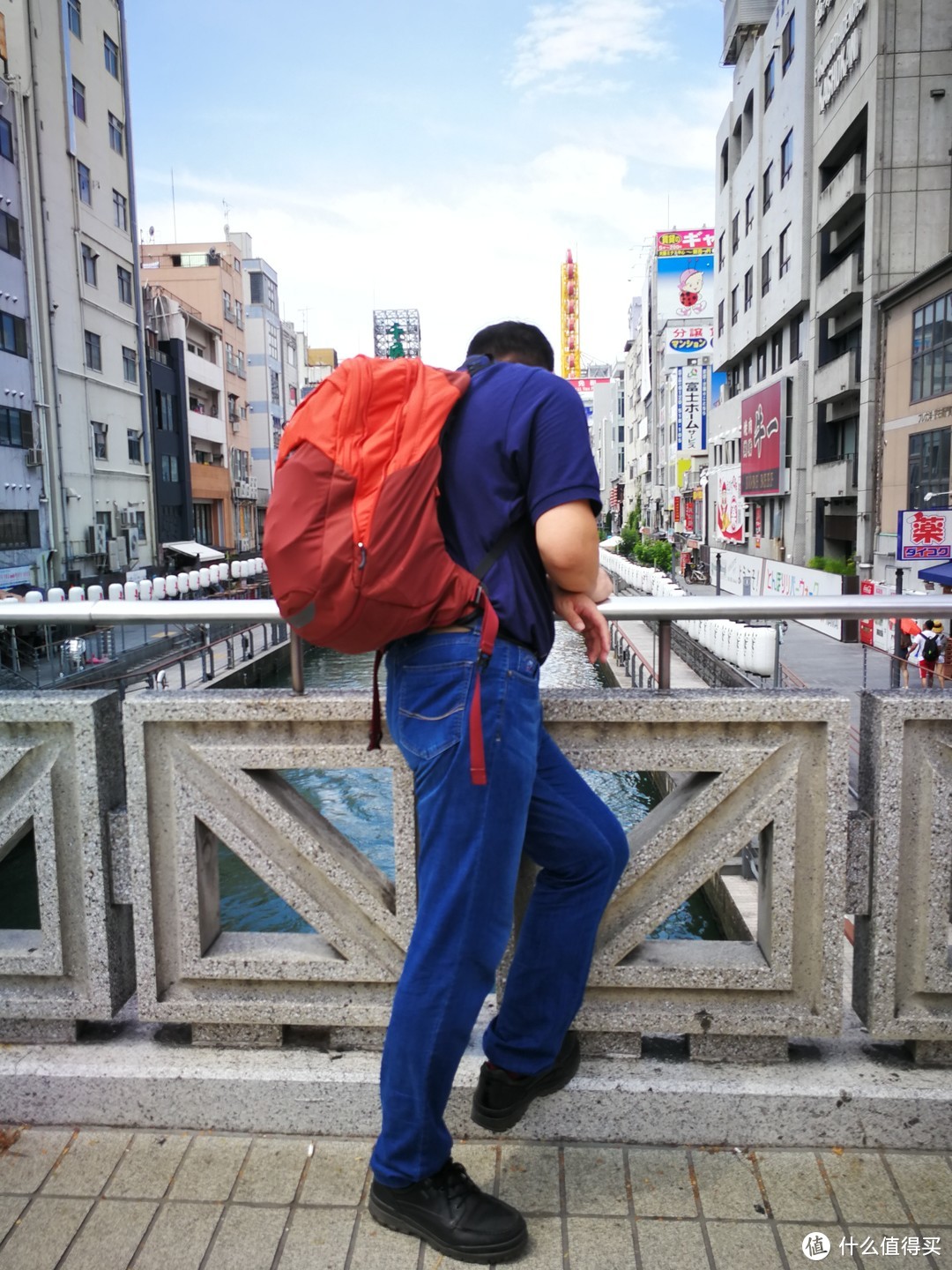 大阪购物街，女人的蜜糖，男人背包的负担。