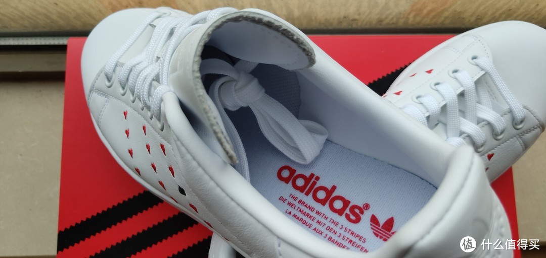 终于赶上一次小神价了——不到两百的新款Adidas Stan Smith情人节红心版