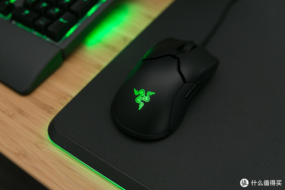 轻量化设计、光学微动加成之下，雷蛇Razer Viper毒蝰令游戏体验更进一步