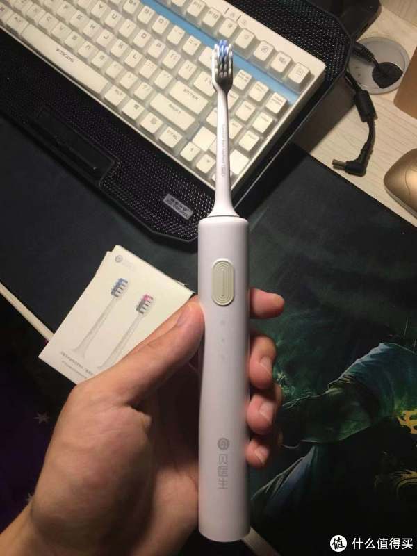 刷头下面清晰的写着2-3个月就要更换了，刷头只需要与刷柄电源按钮顺时针插入即可