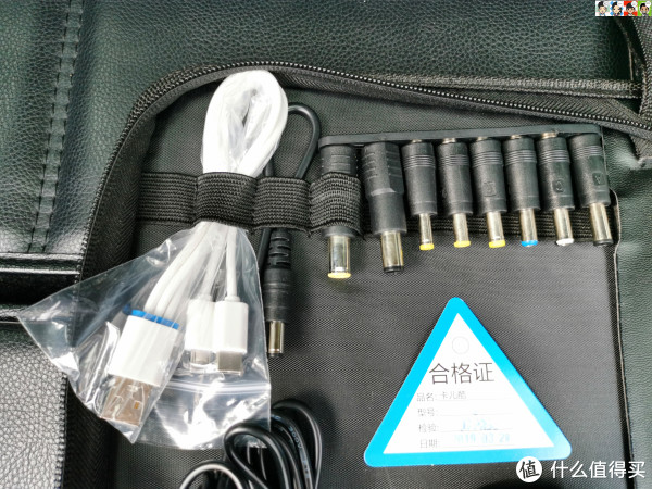 手机转接线和笔记本转接线，平时可以作为一个大号充电宝为各种数码产品充当备用电源。