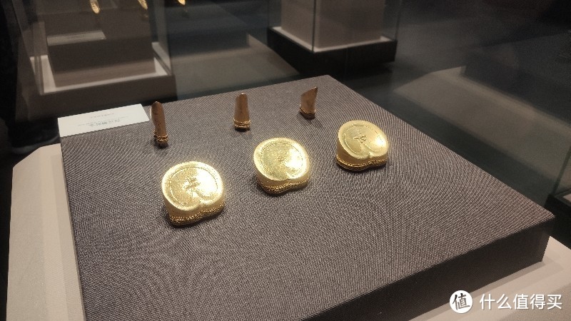 马蹄金、麟趾金。相当于现在的纪念币，也是当时岁贡的黄金的方式。内部镶有琉璃等。