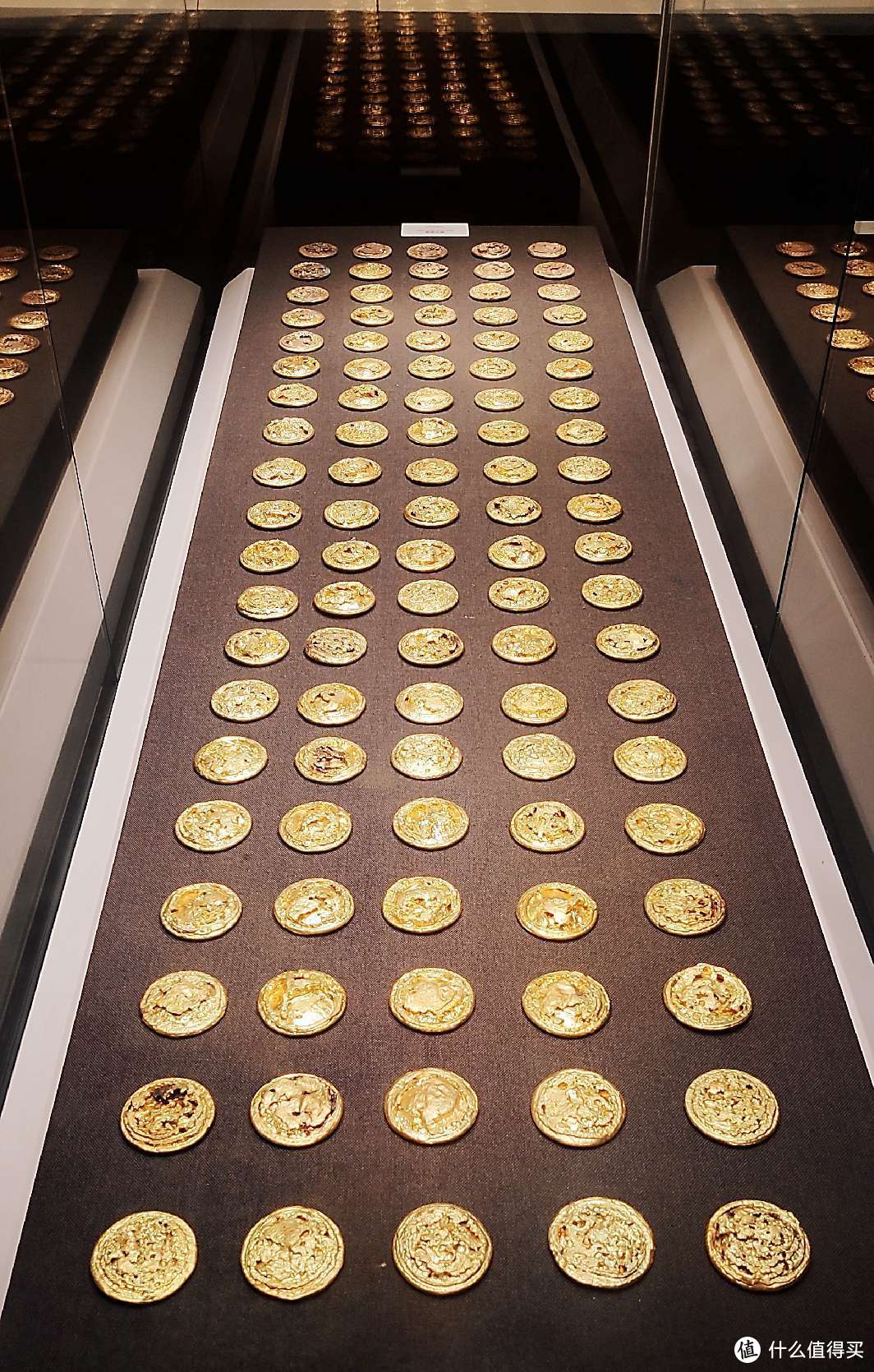 刘贺身下的100枚金币。黄金上涨，海昏侯或成最大赢家