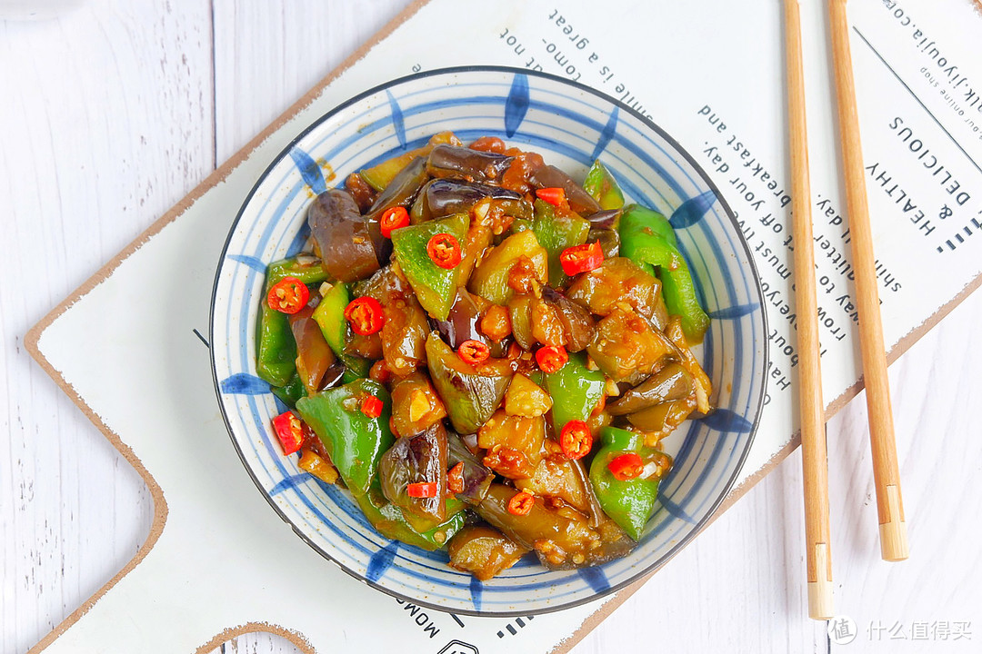 一滴水不加的少油茄子，香软入味懒人下饭菜，比地三鲜还要好吃的茄子做法，不过油，低脂又健康