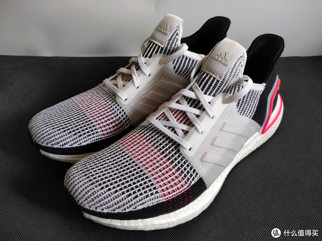 高颜值跑鞋代表，阿迪达斯 UltraBoost 19