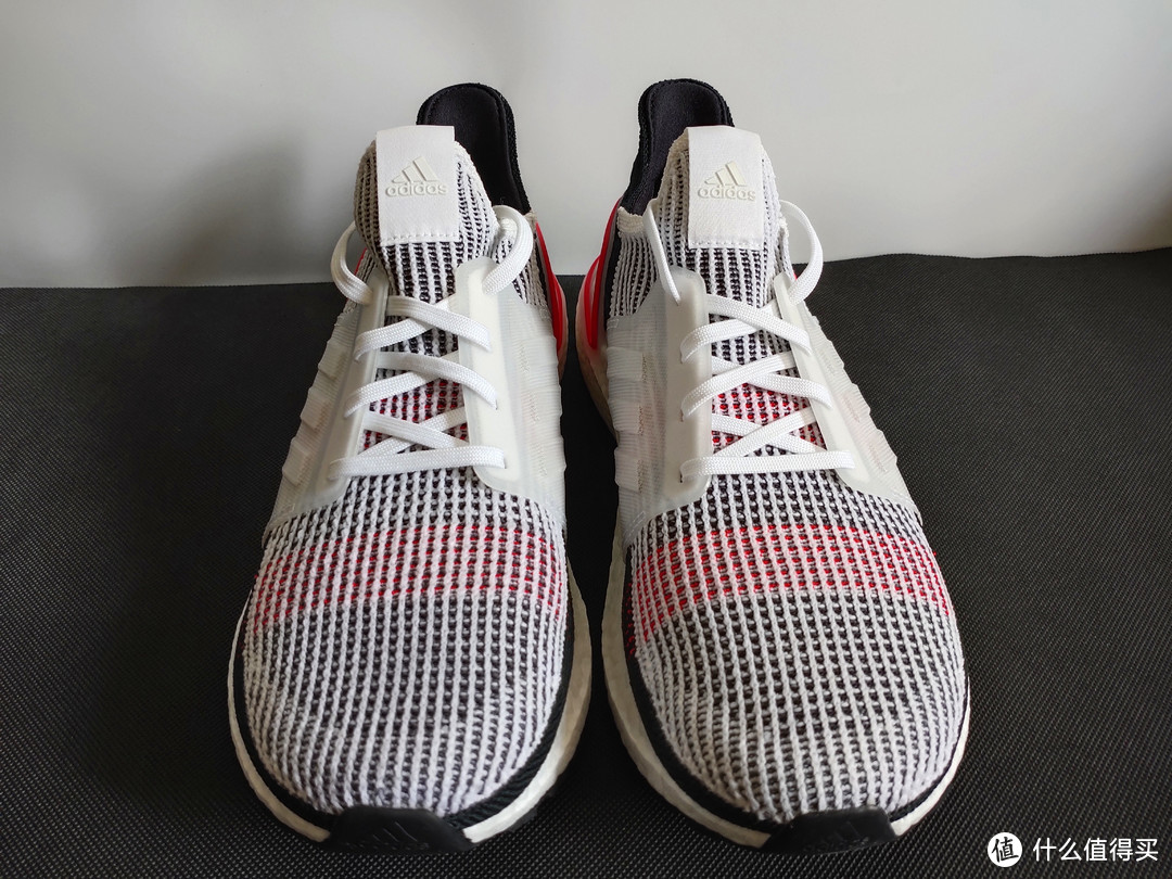 高颜值跑鞋代表，阿迪达斯 UltraBoost 19