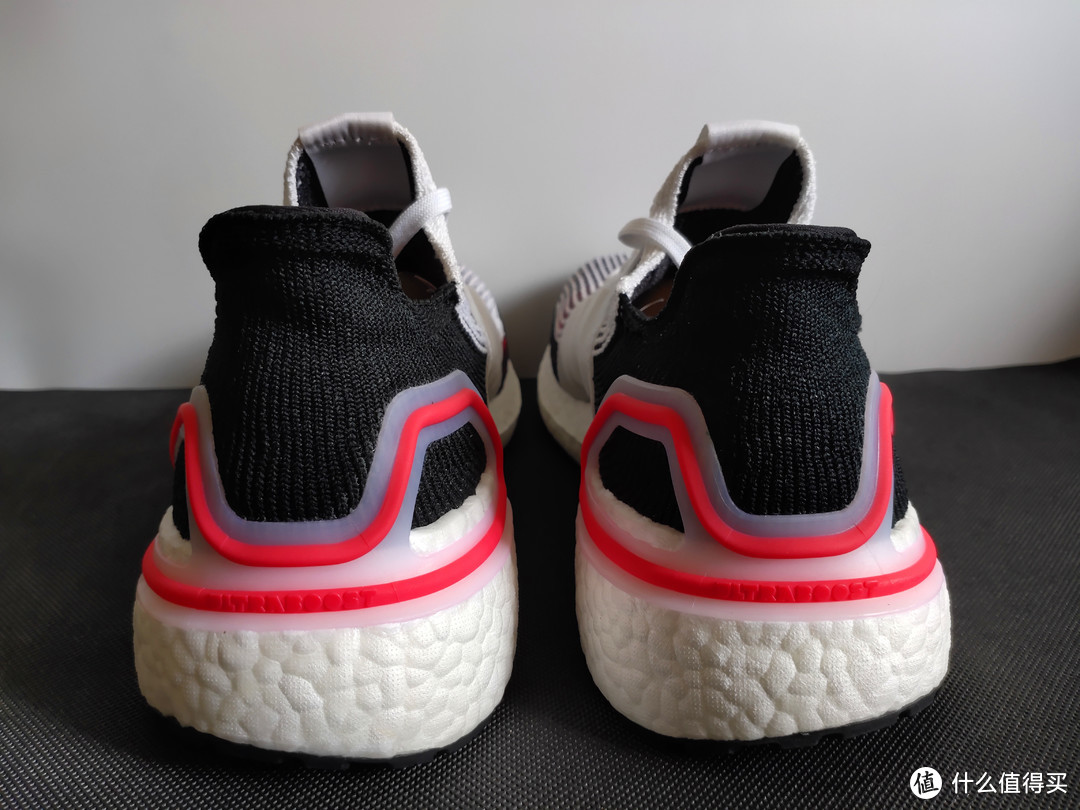 高颜值跑鞋代表，阿迪达斯 UltraBoost 19