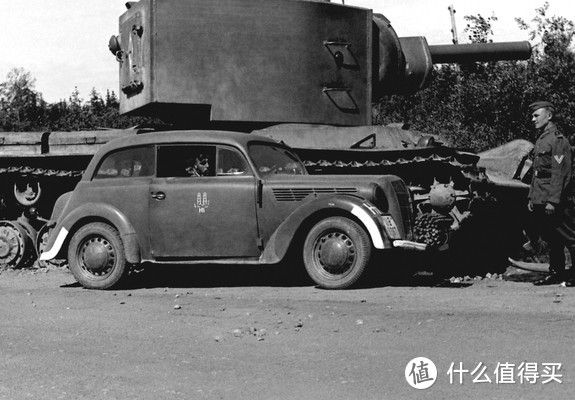 1936年推出的Opel Kadett(欧宝 士官生)初代乘用车，其本质是一台民用车，但在车辆不足的情况下也被军方大量使用，于1940年停产。战后此系列恢复生产，九十年代更名为Astra(雅特)
