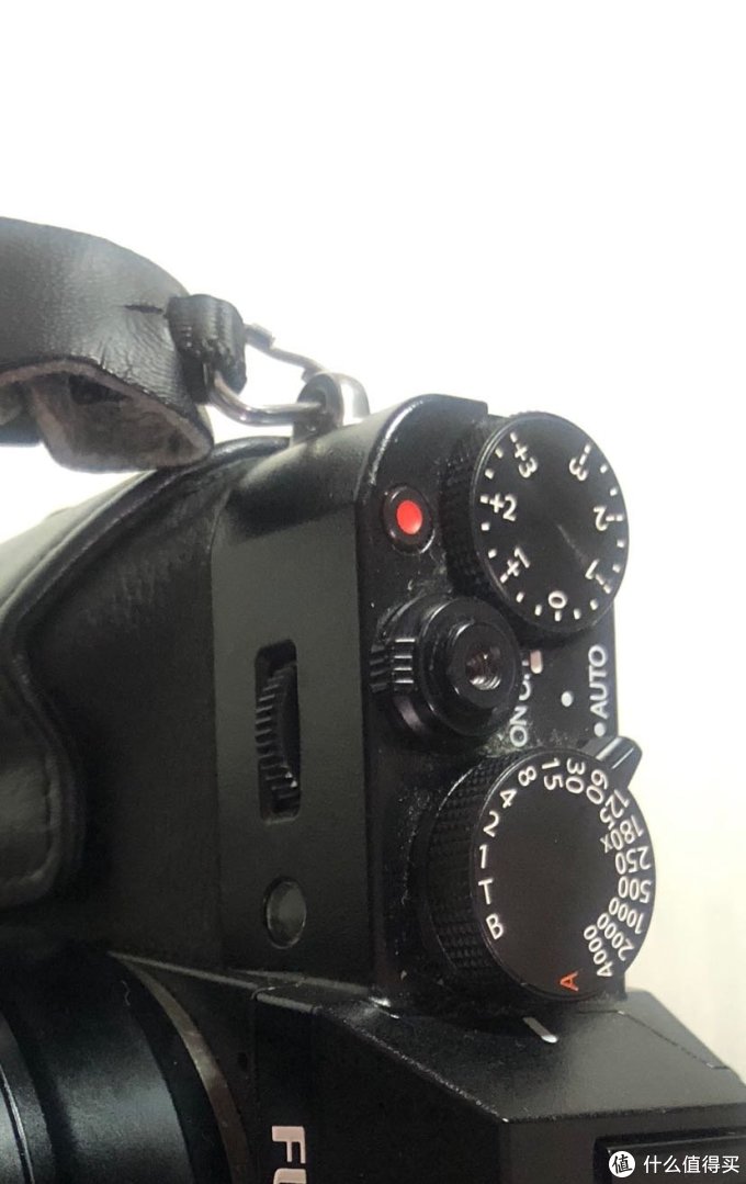 快门按钮中间是凹进去的螺纹