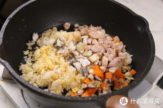 剩米饭吃不完别扔了，来一盘咸香四溢、风味独特的蛋炒饭吧！