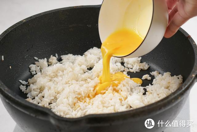 剩米饭吃不完别扔了，来一盘咸香四溢、风味独特的蛋炒饭吧！