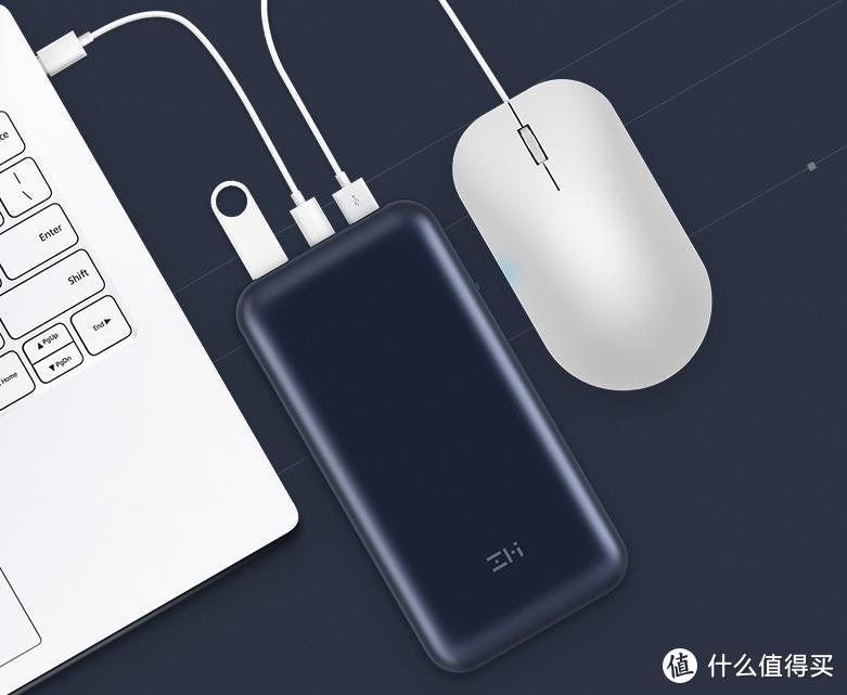 USB 接口不够用是现代轻薄型笔记本的通病，ZMI 10号移动电源自带USB HUB 功能，帮助你解决问题。还可以对接驳设备供电。