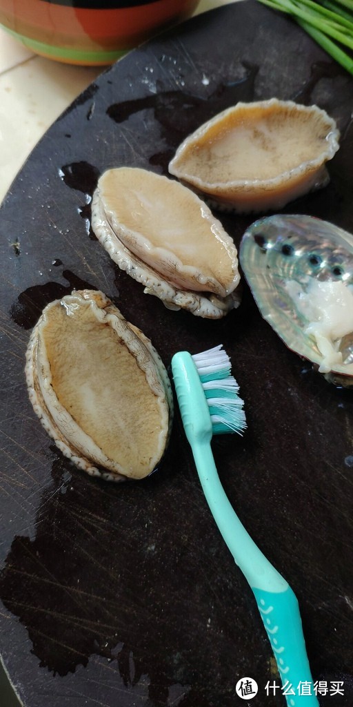 鲍鱼身上黑乎乎的一片，用牙刷就可以清洗干净，轻轻一刷就可以了