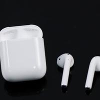 苹果AirPods 2耳机外观展示(耳挂|麦克风|腔体|充电盒|指示灯)